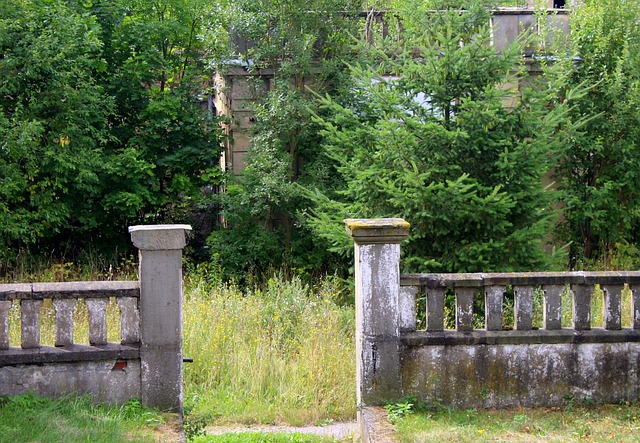 nízký betonový plot