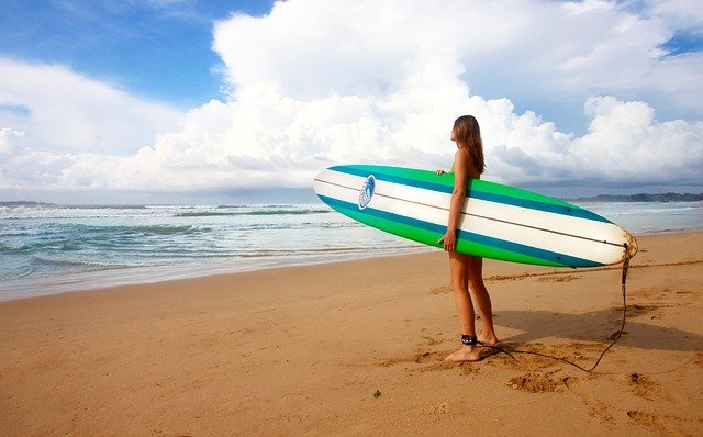 dívka se surfem